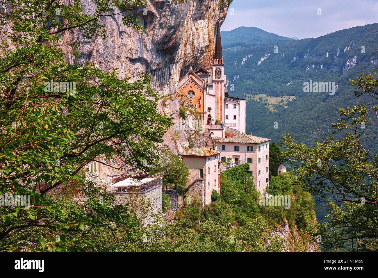 Sanctuaire Madonna della Corona, destination de voyage populaire dans le nord de l'Italie Banque D'Images