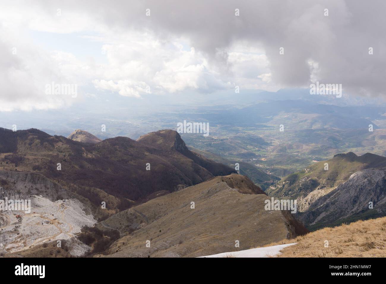 Vue sur la montagne à Alpi Apuane, en Italie, le jour de printemps nuageux. Banque D'Images