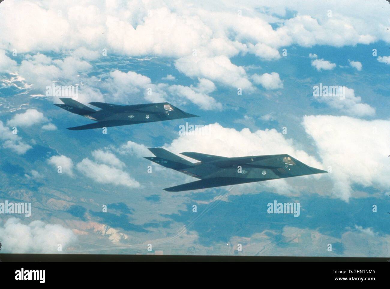 Paire de F-117A Stealth Fighters en vol Banque D'Images