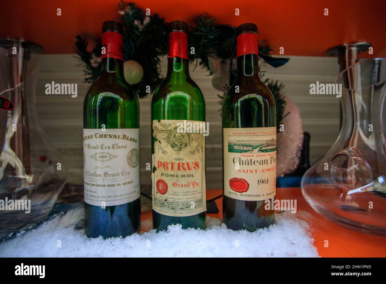 Bottle of pétrus Banque de photographies et d'images à haute résolution -  Alamy