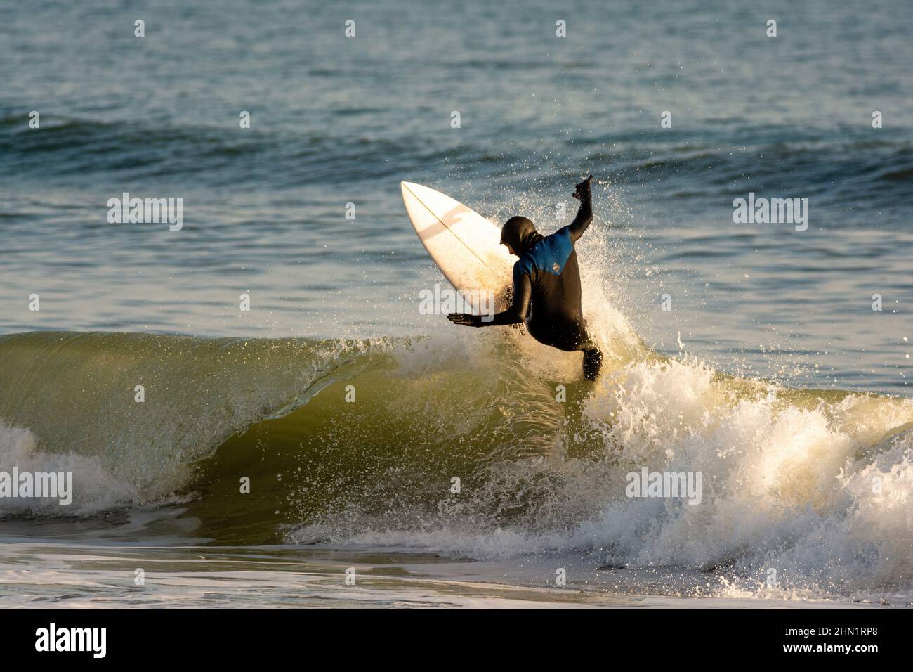 Vue d'un surfeur prend une vague à Emerald Isle, Caroline du Nord Banque D'Images Vue d'un surfeur prend une vague à Emerald Isle, Caroline du Nord Banque D'Images