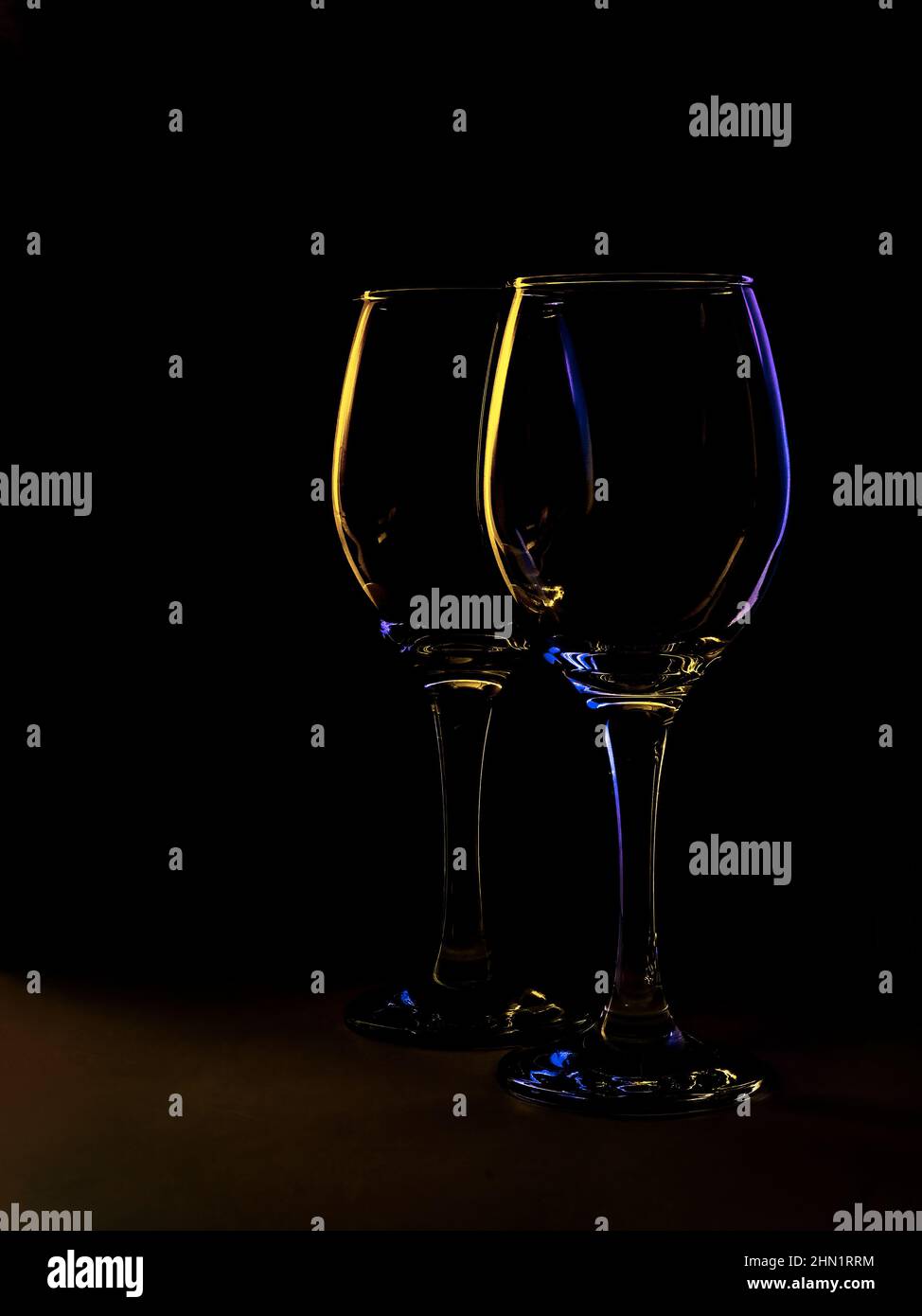 Deux verres à vin, durée de vie fixe rétro-éclairée. Banque D'Images