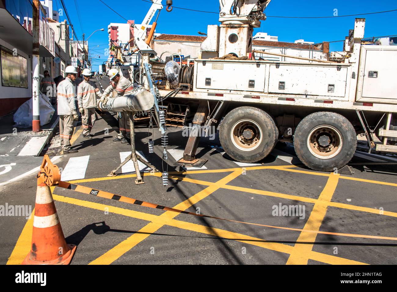 Marília, São Paulo, Brésil, 26 mai 2019 les travailleurs changent de poteau et maintiennent le réseau électrique dans une rue du centre-ville de Marília. Banque D'Images