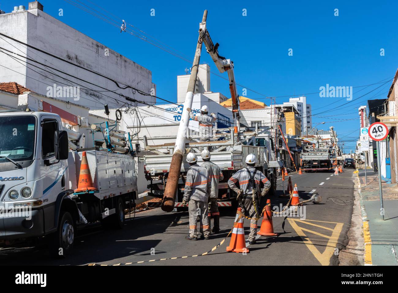 Marília, São Paulo, Brésil, 26 mai 2019 les travailleurs changent de poteau et maintiennent le réseau électrique dans une rue du centre-ville de Marília. Banque D'Images