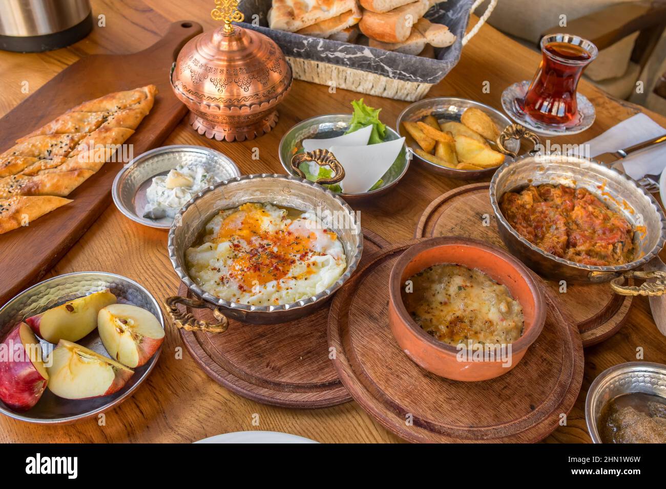 Petit-déjeuner traditionnel du village turc sur la table en bois Banque D'Images