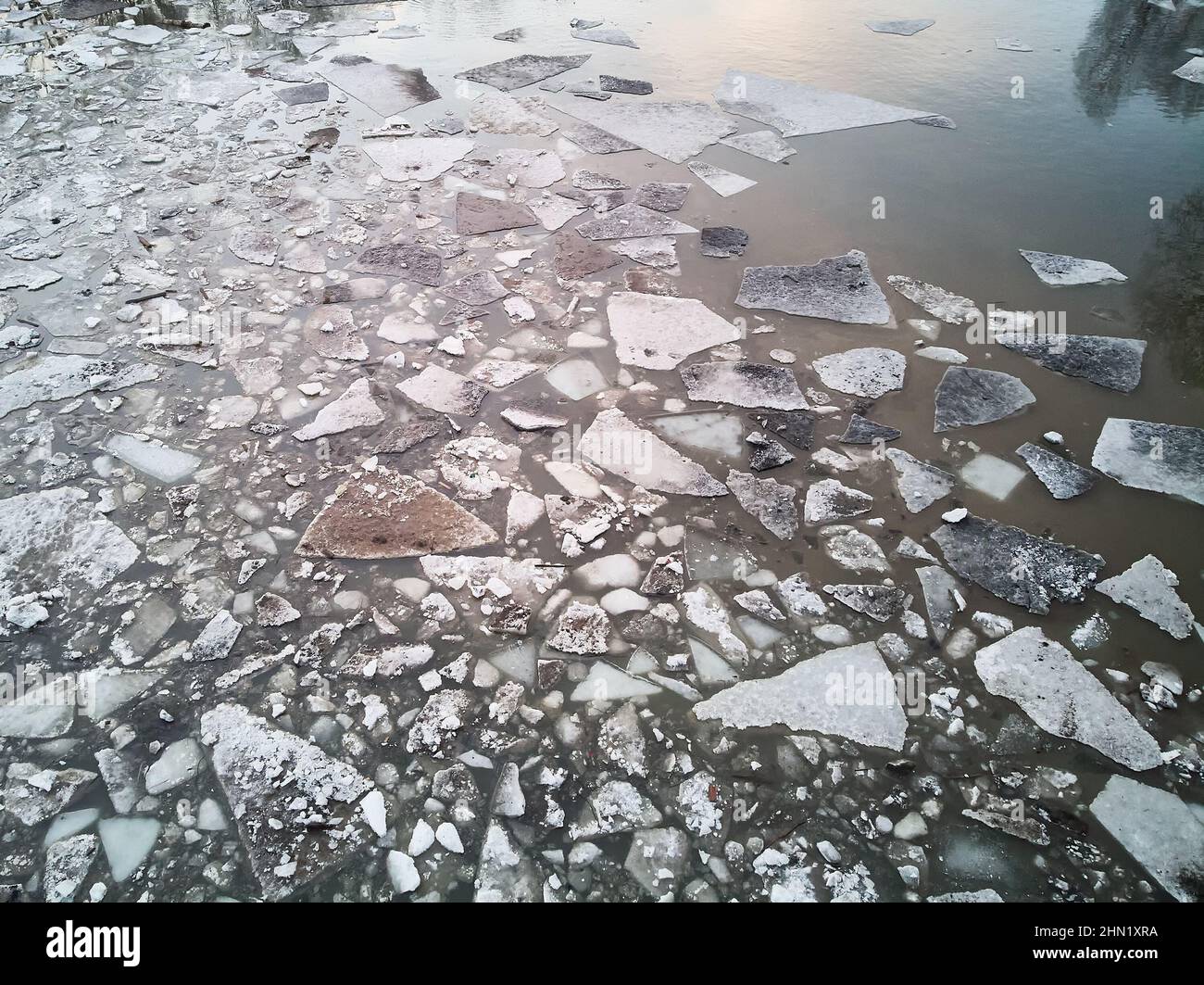 Glace à la surface de la rivière Banque D'Images