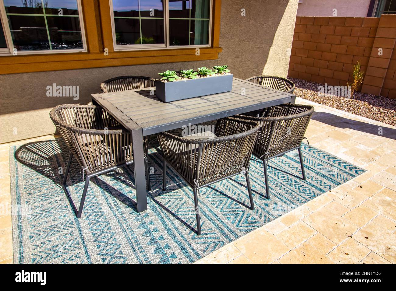Table de patio à l'arrière et six chaises sur le tapis décoratif Banque D'Images