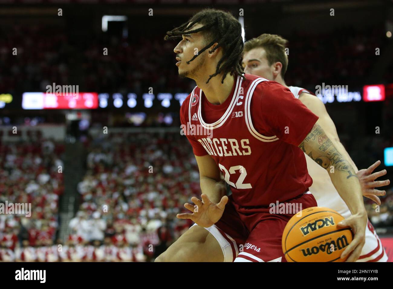 Madison, WI, États-Unis. 12th févr. 2022. Les chevaliers de Rutgers Scarlet gardent Caleb McConnell (22) pendant le match de basketball de la NCAA entre les chevaliers de Rutgers Scarlet et les blaireaux du Wisconsin au centre Kohl de Madison, WISCONSIN. Darren Lee/CSM/Alamy Live News Banque D'Images