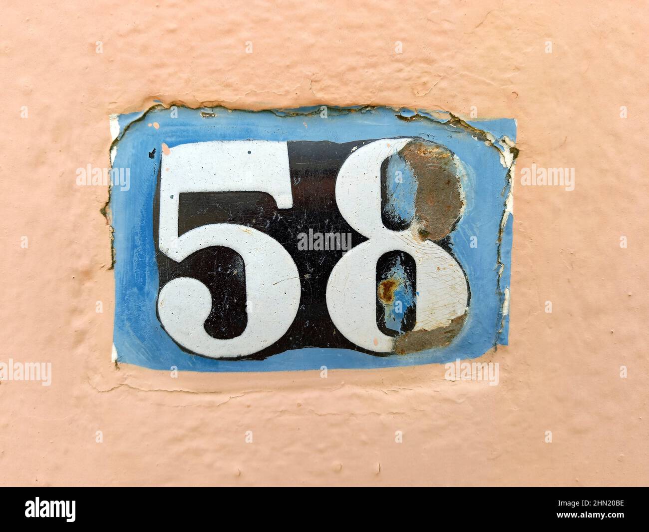 numéro cinquante-huit sur le panneau de rue, fixé au mur - 58 Banque D'Images