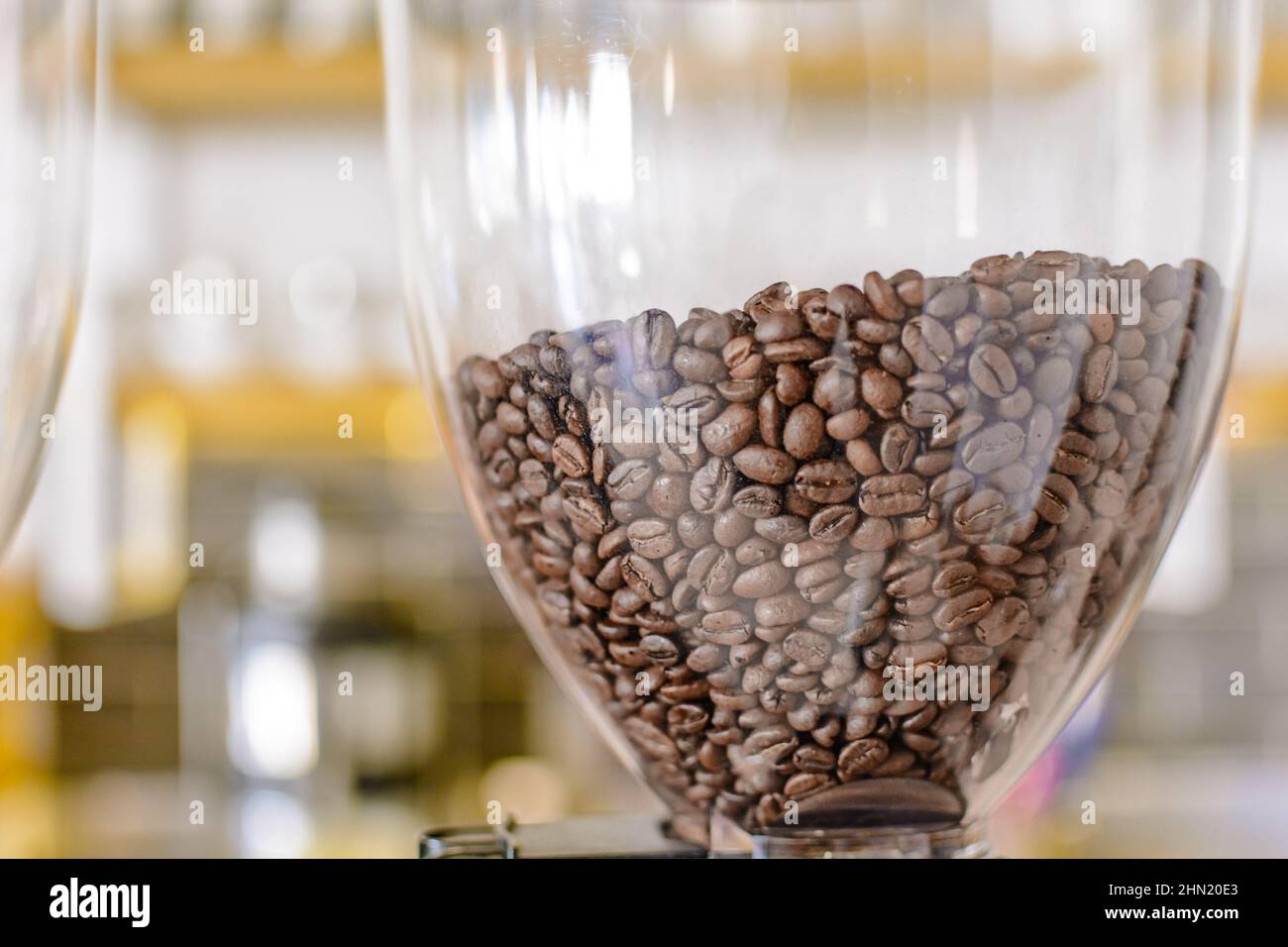 Moulin à café en préparation pour moudre le café à proximité Banque D'Images Moulin à café en préparation pour moudre le café à proximité Banque D'Images