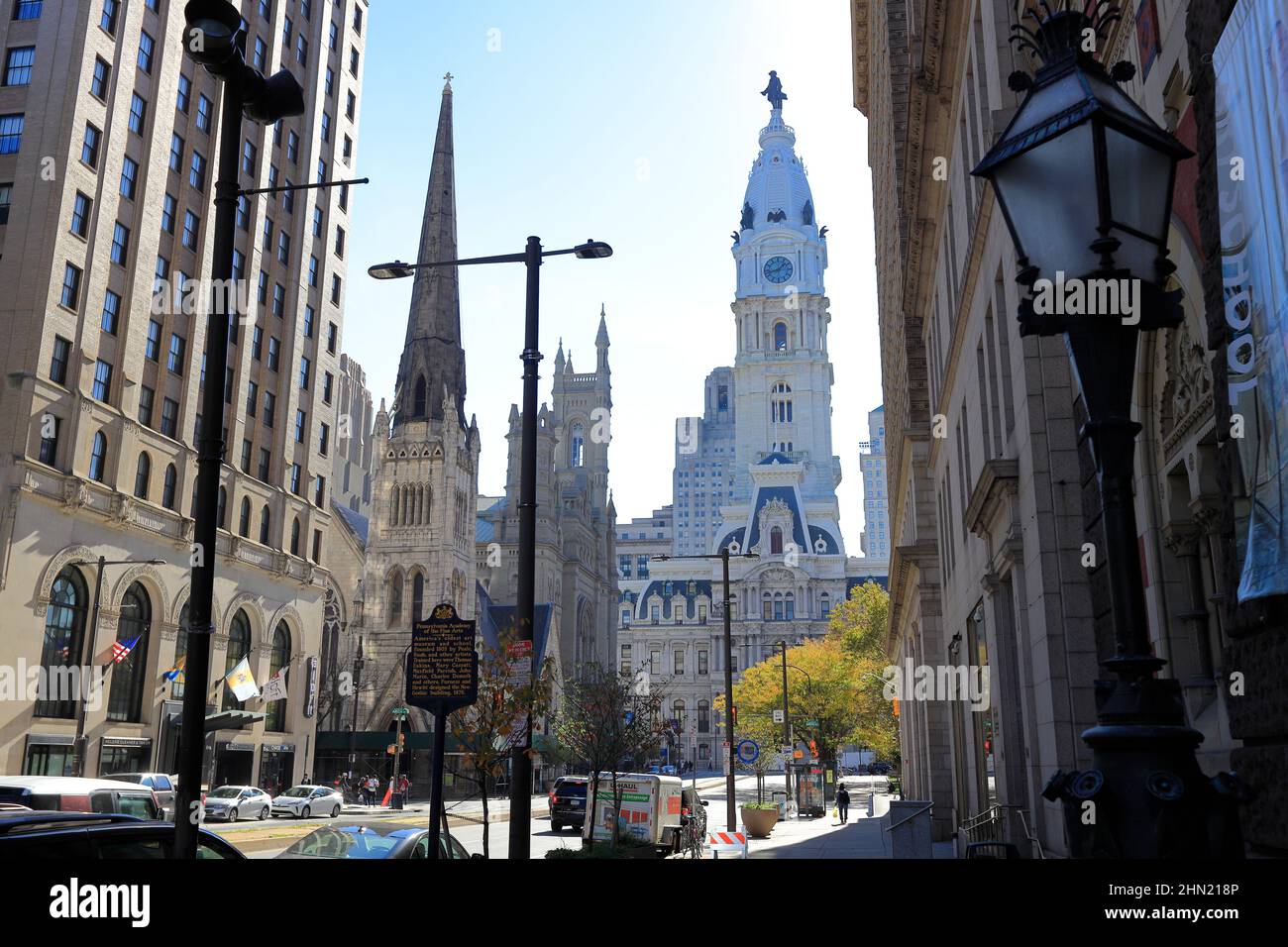 La vue de North Broad Street avec l'hôtel de ville de Philadelphie en arrière-plan.Philadelphia.Pennsylvania.USA Banque D'Images