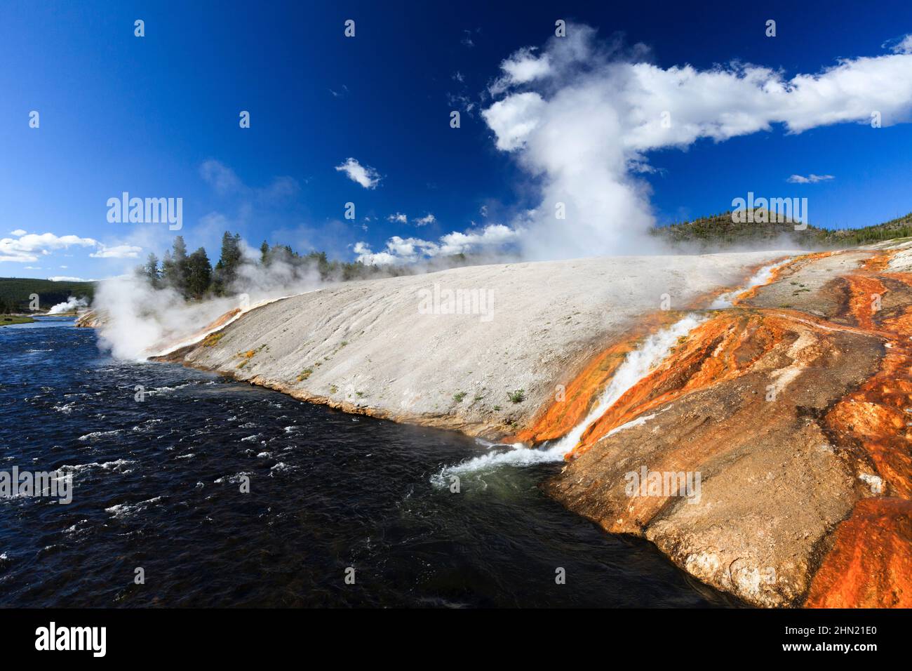 Rivière Firehole, eau chaude de l'Excelsior Geyser qui se jette dans la rivière, Midway Geyser Basin, Yellowstone, Wyoming, États-Unis Banque D'Images