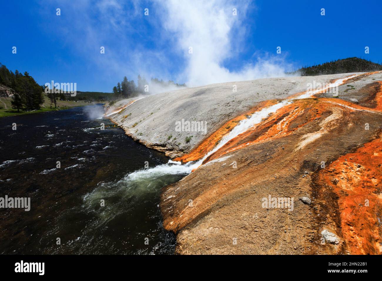 Rivière Firehole, eau chaude de l'Excelsior Geyser qui se jette dans la rivière, bassin de Midway Geyser, Yellowstone, Wyoming Banque D'Images
