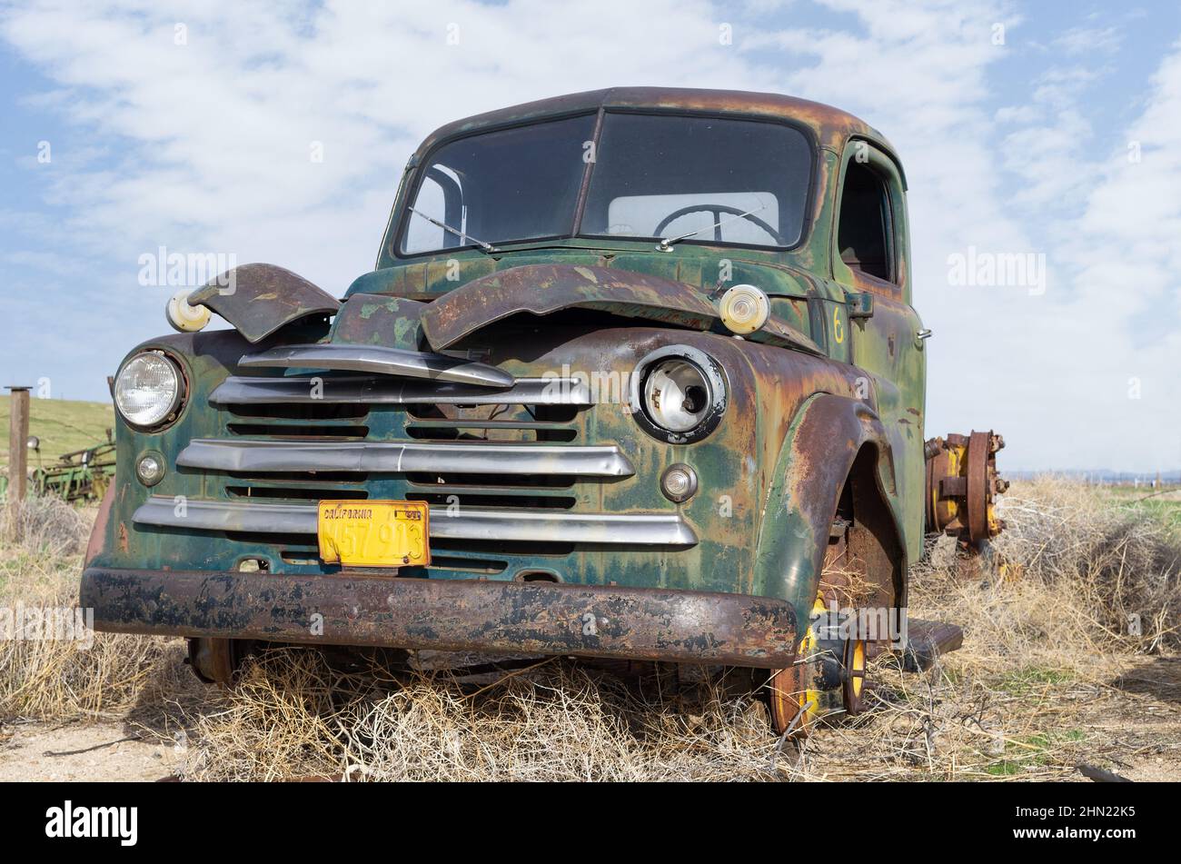 Lancaster, Californie : pick-up américain délabré du début des années 1950 montré dans le haut désert californien. Banque D'Images