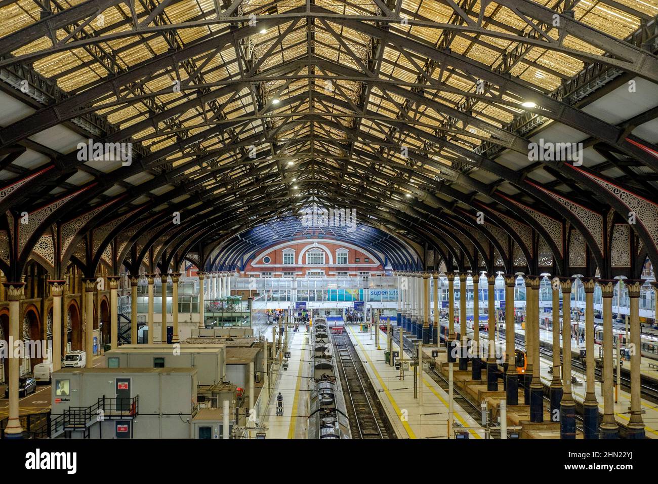 L'intérieur du toit en fer de la gare de Liverpool Street, Londres, Royaume-Uni Banque D'Images