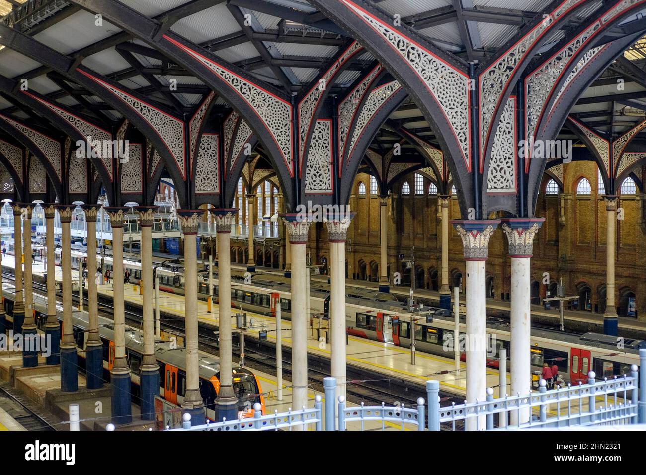 Détail de l'intérieur du toit en fer forgé et des colonnes de la gare de Liverpool Street à Londres, Royaume-Uni Banque D'Images