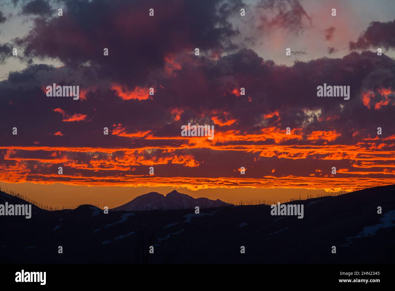 Stormy Sunset , pris de Dunraven Pass en regardant vers l'ouest à Mount Holmes, Yellowstone NP, Wyoming, USA Banque D'Images