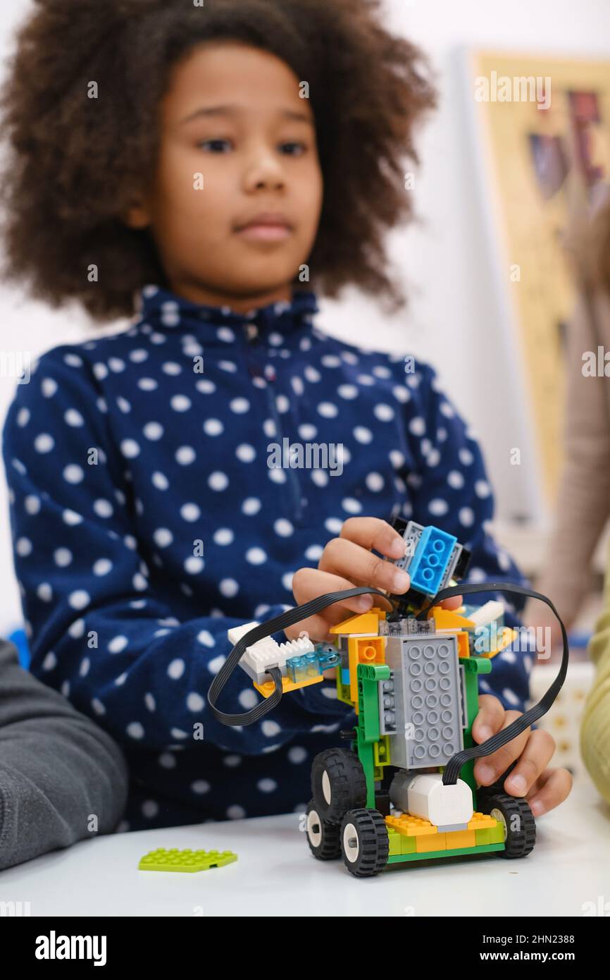 Les enfants apprennent le codage, la science et la technologie en classe scolaire. Des enfants afro-américains et caucasiens ont été cloués avec des ordinateurs portables dans la LEÇON STEM Banque D'Images
