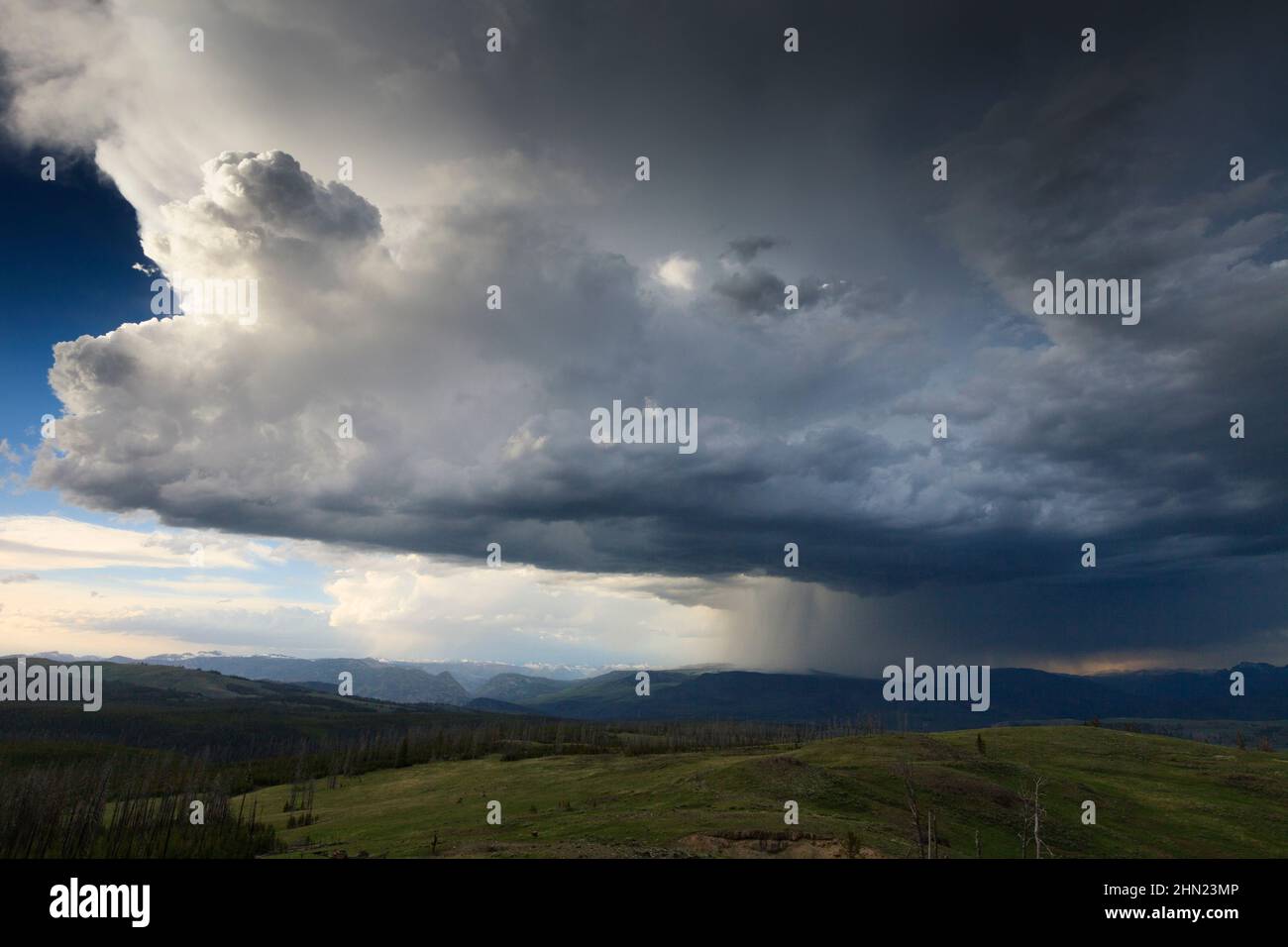 Col Dunraven, orage en soleil, col Dunraven, parc national de Yellowstone, Wyoming, ÉTATS-UNIS Banque D'Images