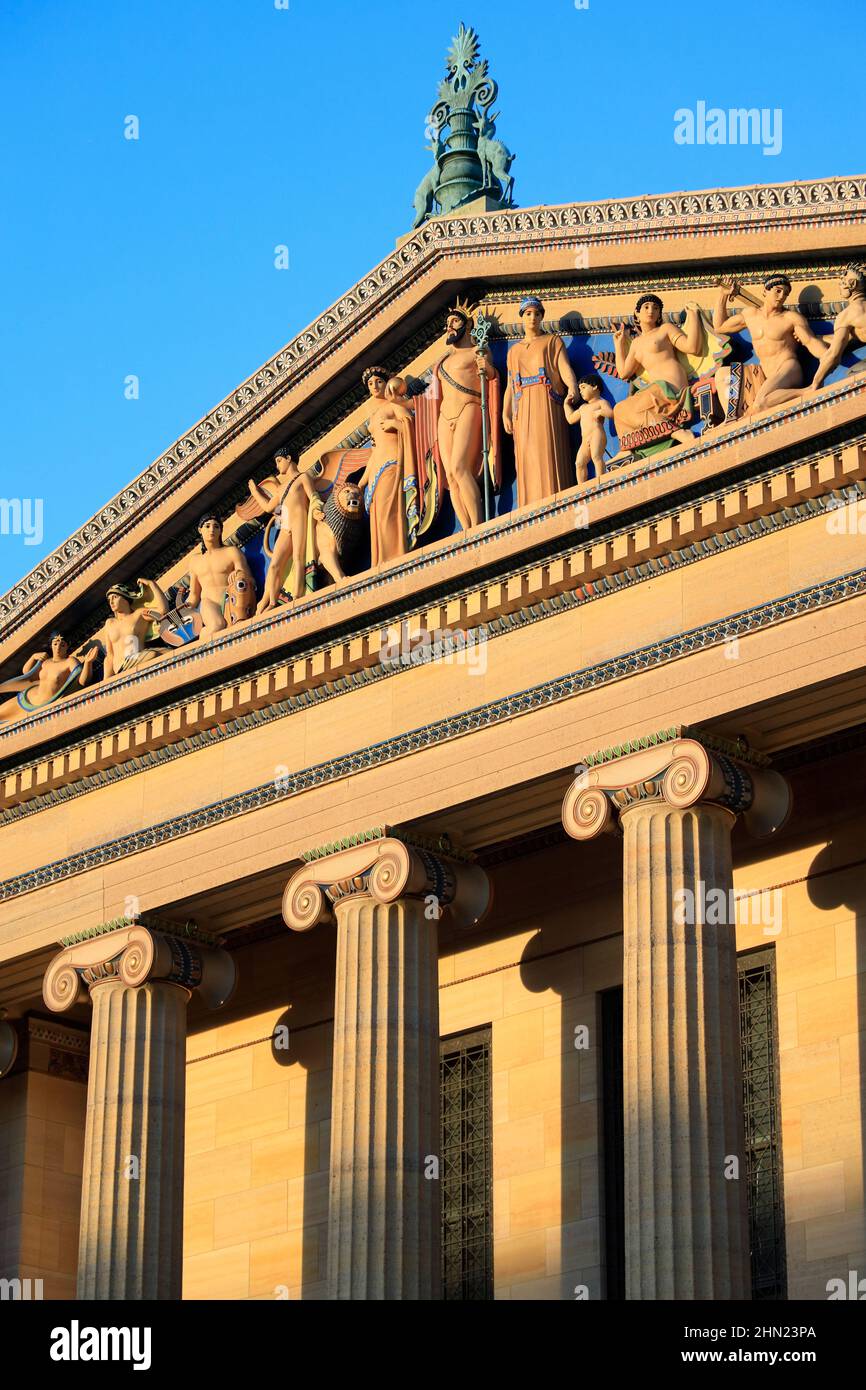 Fronton avec sculpture polychrome par Jennewein et Solon sur l'aile nord, à l'entrée est du Musée d'art de Philadelphie.Philadelphia.Pennsylvania.USA Banque D'Images