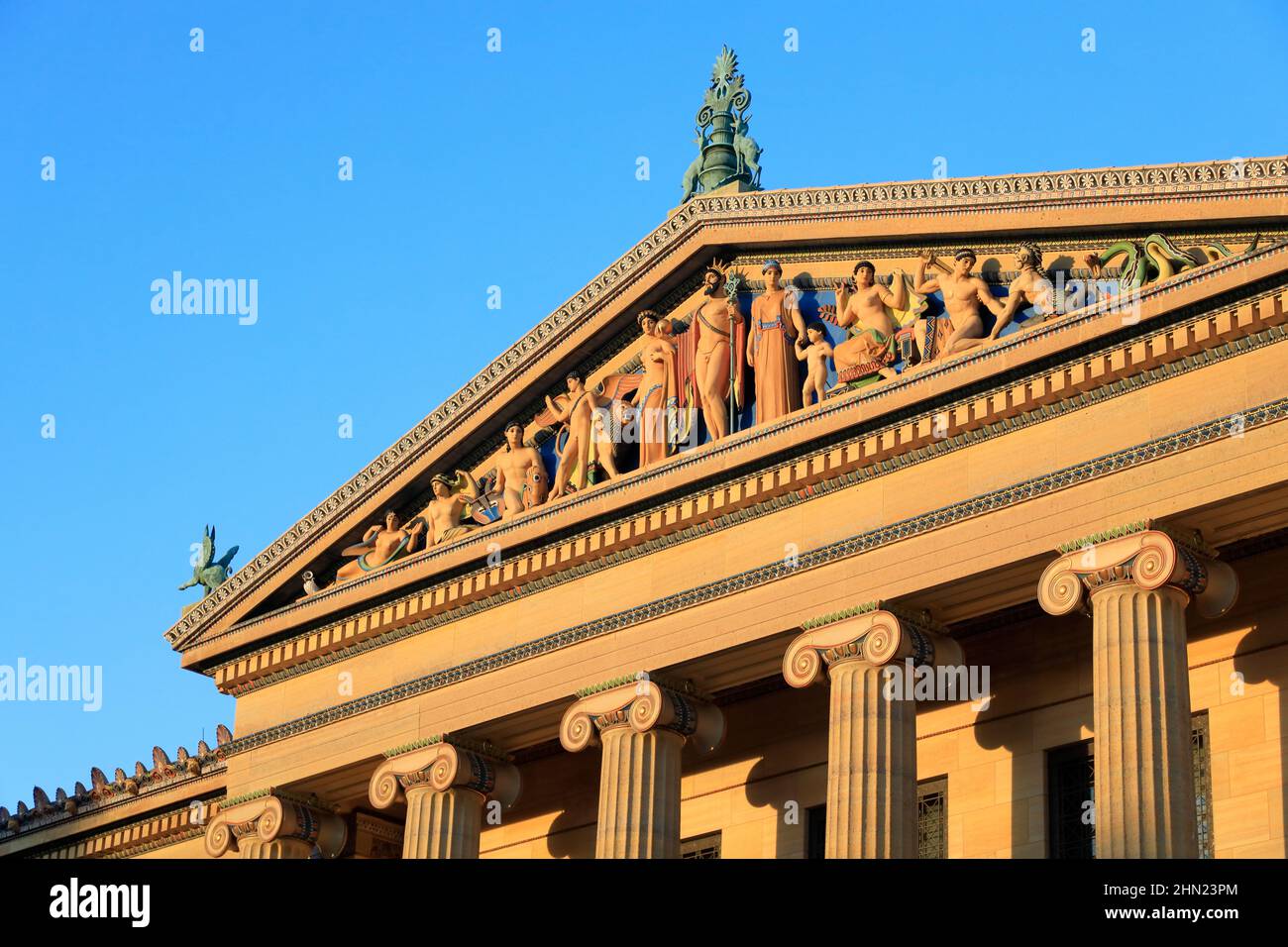 Fronton avec sculpture polychrome par Jennewein et Solon sur l'aile nord, à l'entrée est du Musée d'art de Philadelphie.Philadelphia.Pennsylvania.USA Banque D'Images