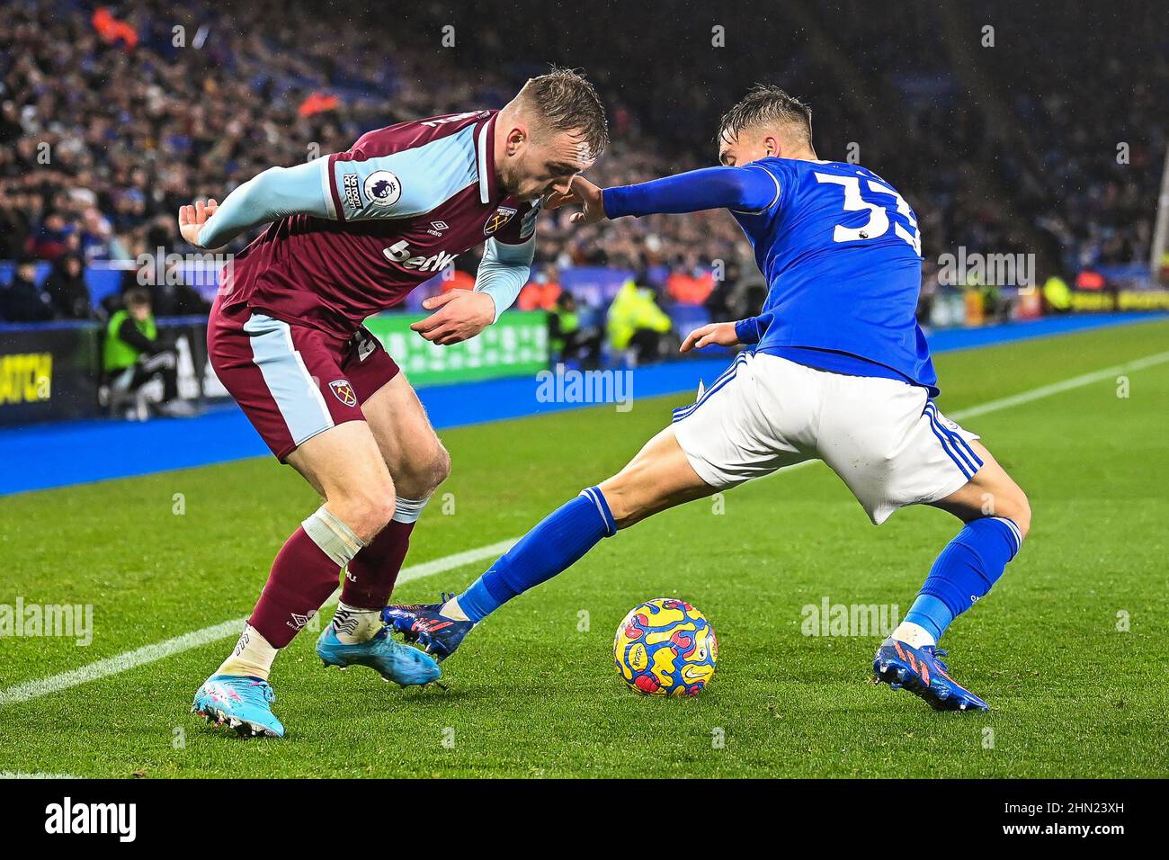 Jarrod Bowen #20 de West Ham United et Luke Thomas #33 de Leicester City se bat pour le ballon Banque D'Images