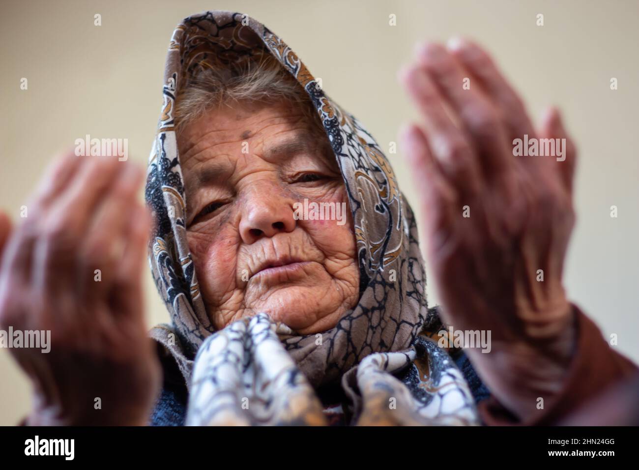 Une femme musulmane âgée priant, adorait Allah pour l'aide et l'espoir. EID mubarak concept Banque D'Images