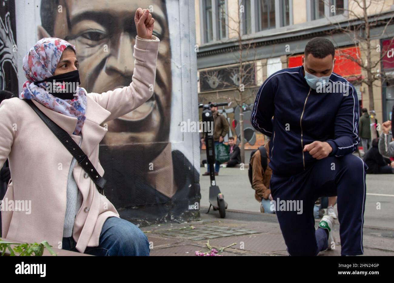 Soutiens BLM mâles et femelles sur un genou Banque D'Images