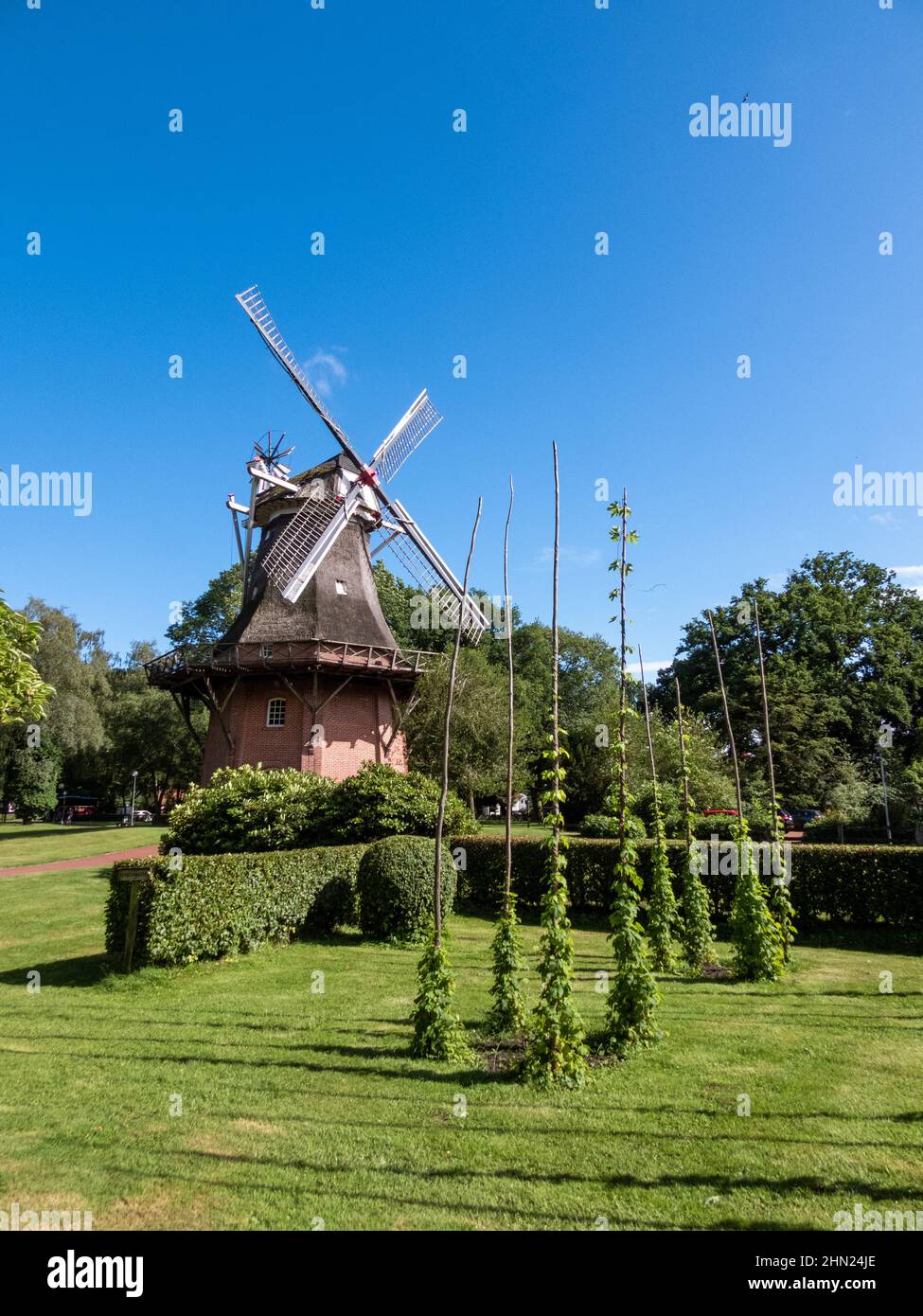 Le moulin à vent de Bad Zwischenahn est une galerie de deux étages Dutchman. Il date de 1811 et a été créé pour la première fois dans Westerstede voisin. Banque D'Images