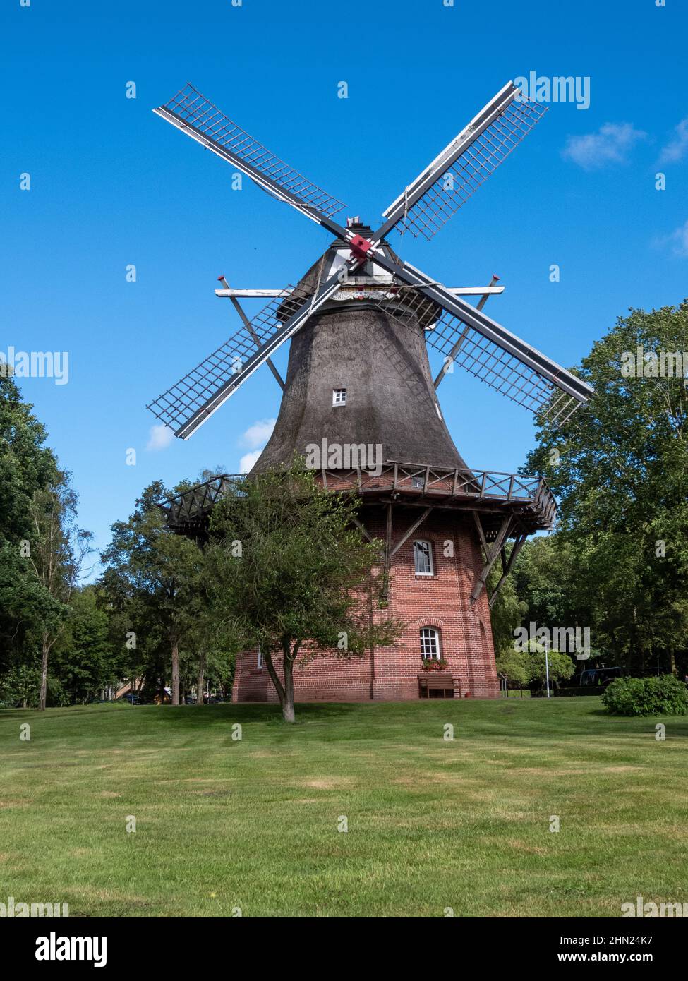 Le moulin à vent de Bad Zwischenahn est une galerie de deux étages Dutchman. Il date de 1811 et a été créé pour la première fois dans Westerstede voisin. Banque D'Images