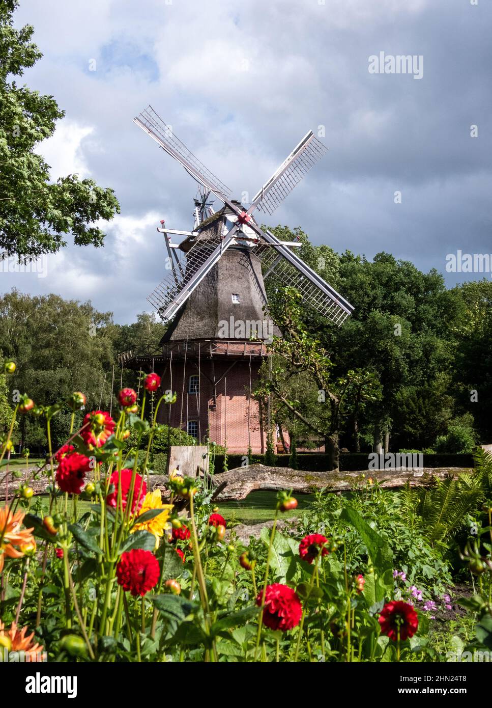 Le moulin à vent de Bad Zwischenahn est une galerie de deux étages Dutchman. Il date de 1811 et a été créé pour la première fois dans Westerstede voisin. Banque D'Images