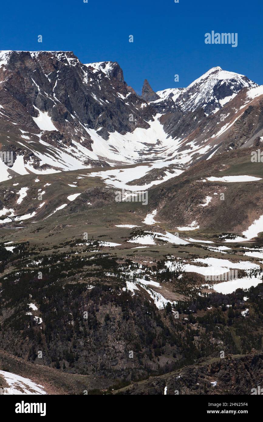 Pic de Bear's Tooth Mountain, pris de Gardiner Trailhead, Beartooth Highway, Montana, États-Unis Banque D'Images