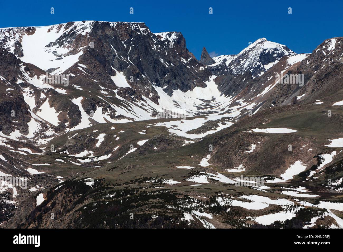 Pic de Bear's Tooth Mountain, pris de Gardiner Trailhead, Beartooth Highway, Montana, États-Unis Banque D'Images