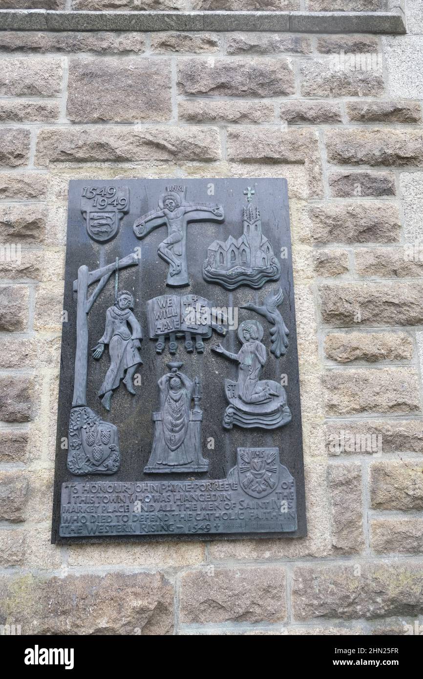 Plaque à l'église catholique de St IA honorant le maître du port John Payne de St Ives, exécuté pendant la rébellion du livre de prière de 1549 pour ses croyances catholiques Banque D'Images