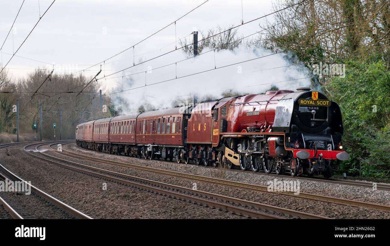 HATFIELD, HERTFORDSHIRE, ROYAUME-UNI. 12 FÉVRIER 2022. Locomotive à vapeur No. 6233 'Duchess of Sutherland' travaillant un train spécial de Kings Cross à York. Banque D'Images