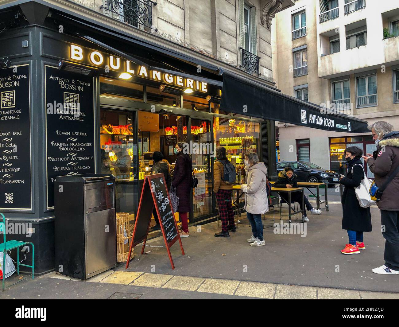 Paris, France, file de personnes en attente sur la file, boulangerie française de pain, boulangerie avant Banque D'Images