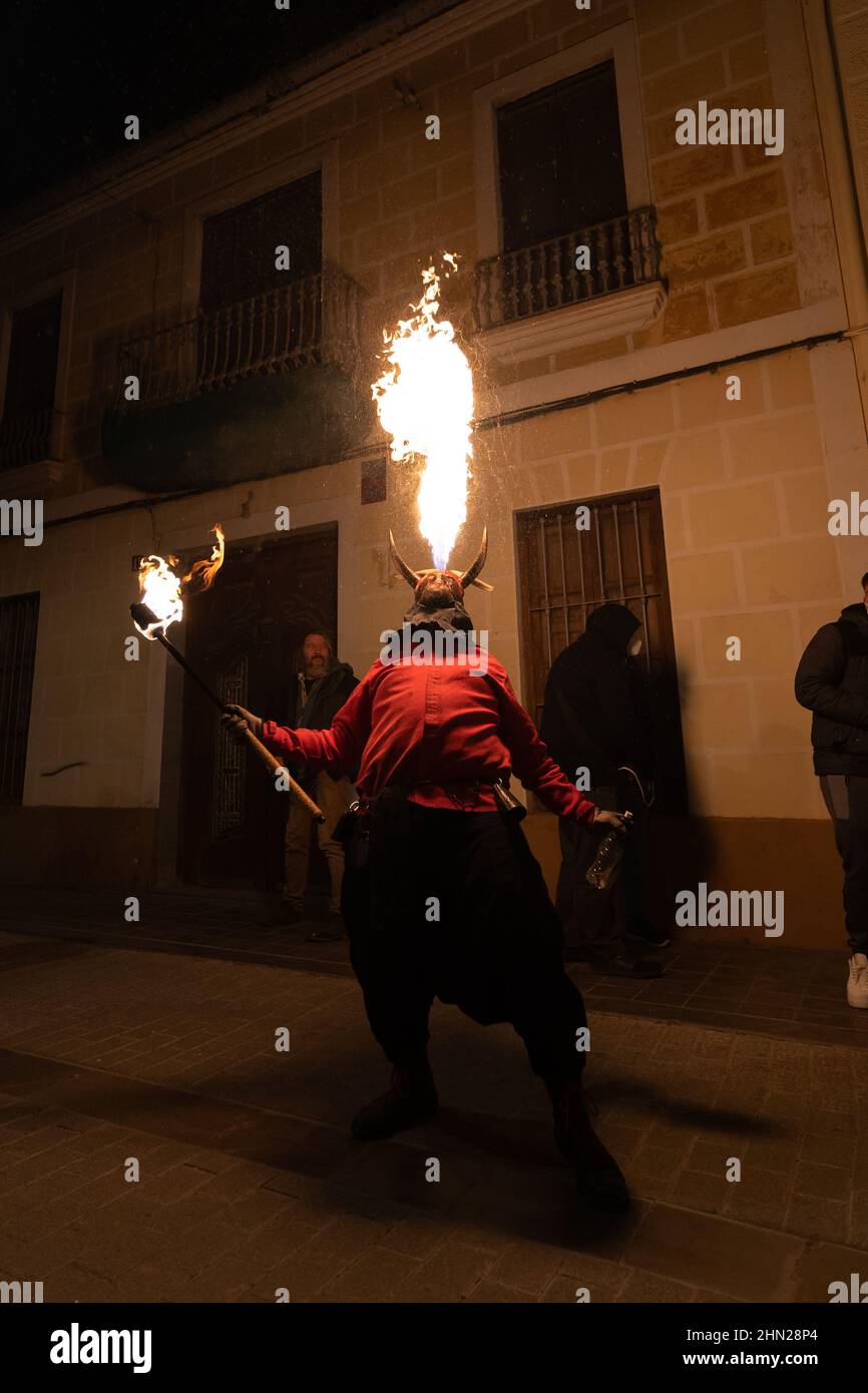 Valence, Espagne - 11 février 2022 : portrait isolé d'un homme habillé comme démon qui lance le feu par sa bouche pendant le festival traditionnel espagnol, Banque D'Images