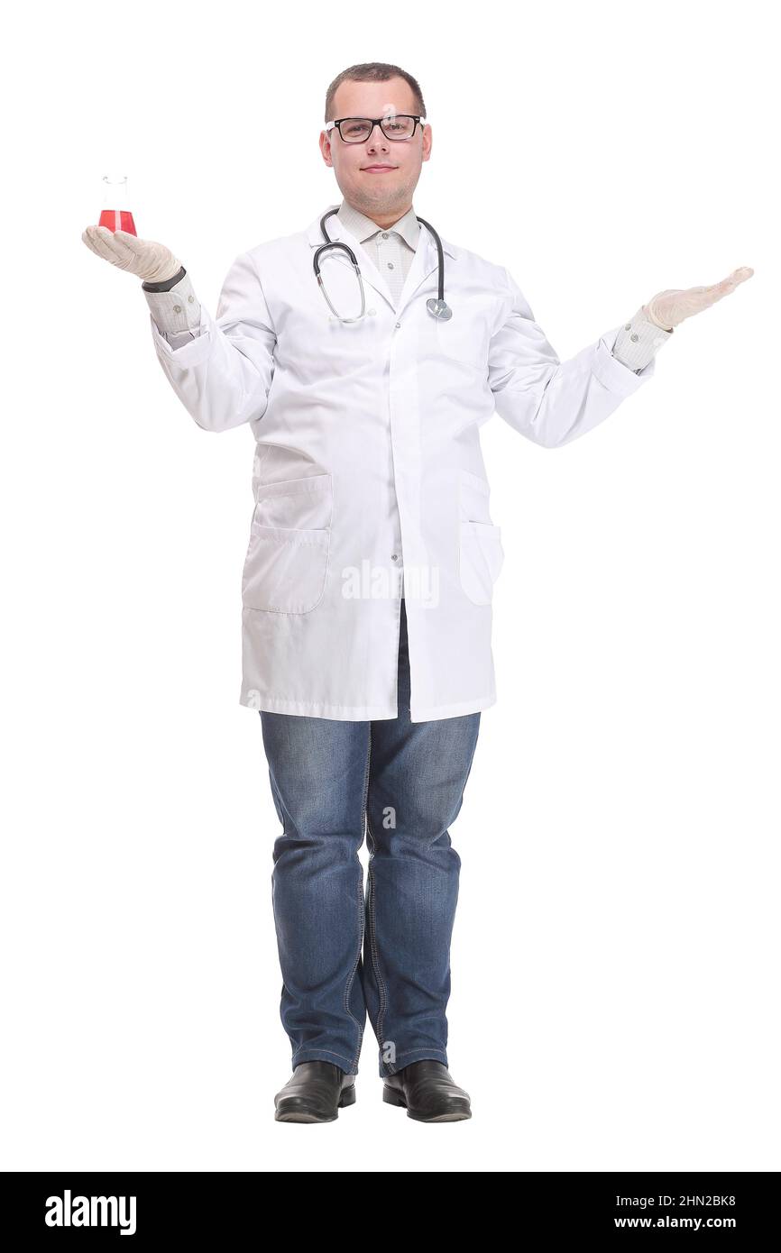 Un jeune chercheur possède un bécher de liquide rouge isolé sur blanc Banque D'Images