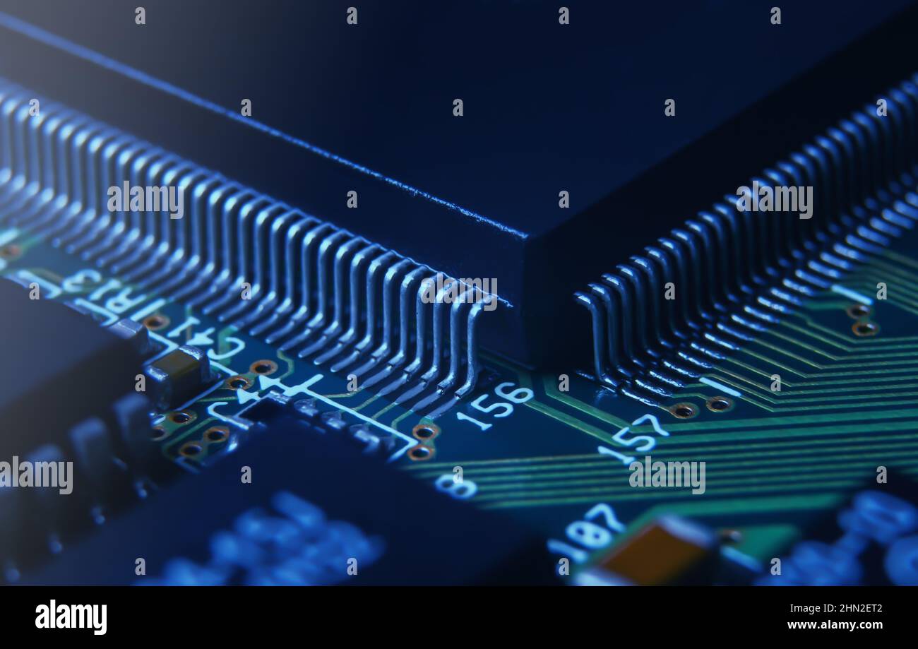 Photo macro du circuit intégradet spécifique à l'application dans un boîtier QFP monté sur la carte de circuit imprimé Banque D'Images