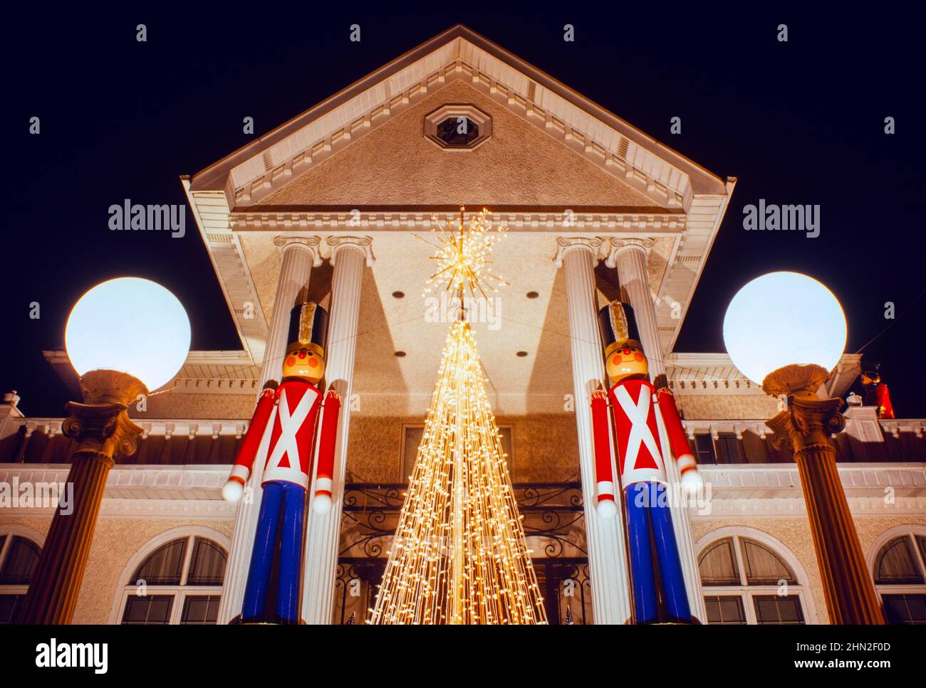 Décorations de Noël géants en face d'une maison à Dyker Heights Brooklyn NYC Banque D'Images