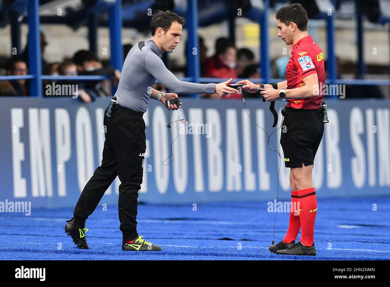 Federico Dionisi (arbitre) blessé et Valerio Marini (quatrième officiel) pendant le match de football italien Serie A Empoli FC vs Cagliari Calcio le 13 février 2022 au stade Carlo Castellani à Empoli, Italie (photo de Lisa Guglielmi/LiveMedia/Sipa USA) Banque D'Images