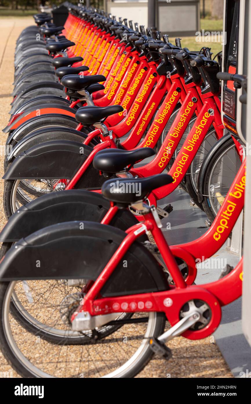 WASHINGTON, DC, Etats-Unis - casier de rangement de vélos Capital Bikeshare prêts à louer. Banque D'Images