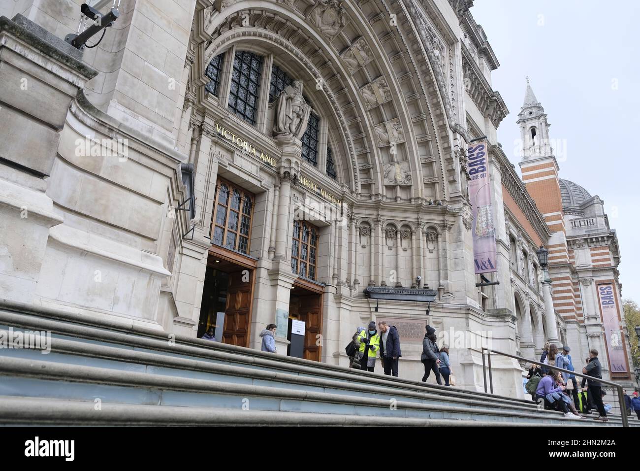 Londres, Royaume-Uni - novembre 2021 : entrée principale du Victoria and Albert Museum Banque D'Images