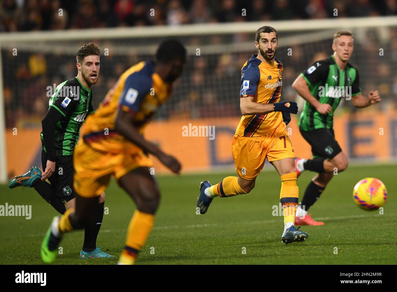 Henrik Mkhitaryan (Roma) Giorgos Kriakopoulos (Sassuolo) Lors du match italien 'erie A' entre Sassuolo 2-2 Roma au stade Mapei le 13 février 2022 à Reggio Emilia, Italie. (Photo de Maurizio Borsari/AFLO) Banque D'Images