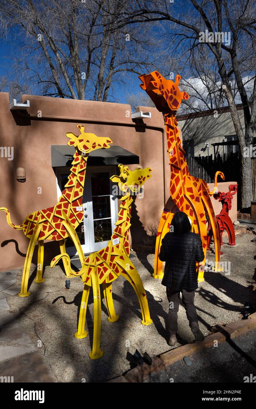 Un touriste regarde les sculptures d'animaux colorées de Fredrick Prescott à vendre dans une galerie d'art de Santa Fe, Nouveau-Mexique. Banque D'Images