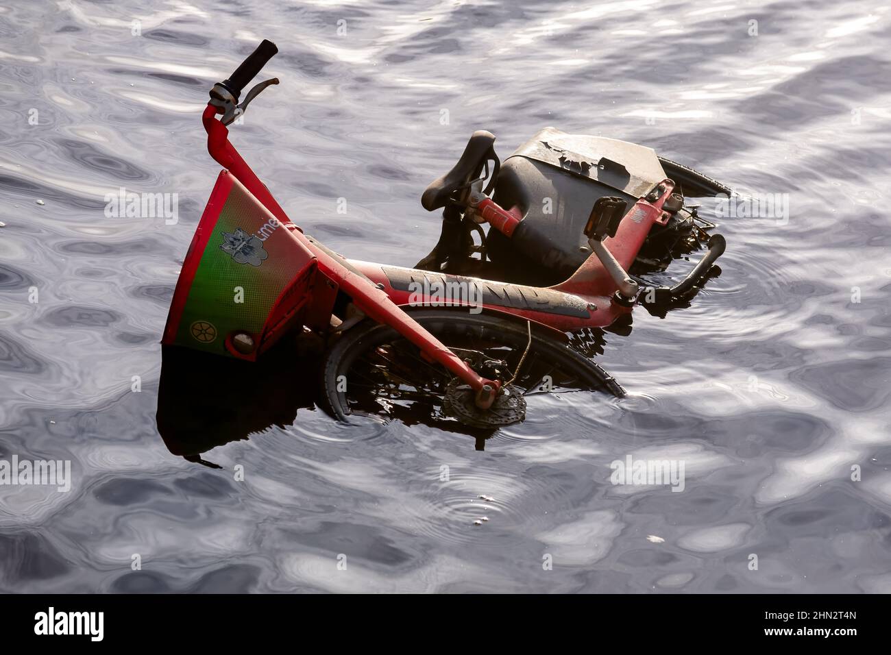 Melbourne, Australie, 13 février 2022. Un E-bike dans le fleuve Yarra comme un E-scooter piste est conduit avec deux compagnies de location étant donné l'autorisation de louer des scooters tandis que l'utilisation de E-scooters privés et d'autres dispositifs de transport personnels reste illégale , Melbourne, Australie. Crédit : Michael Currie/Speed Media/Alay Live News Banque D'Images