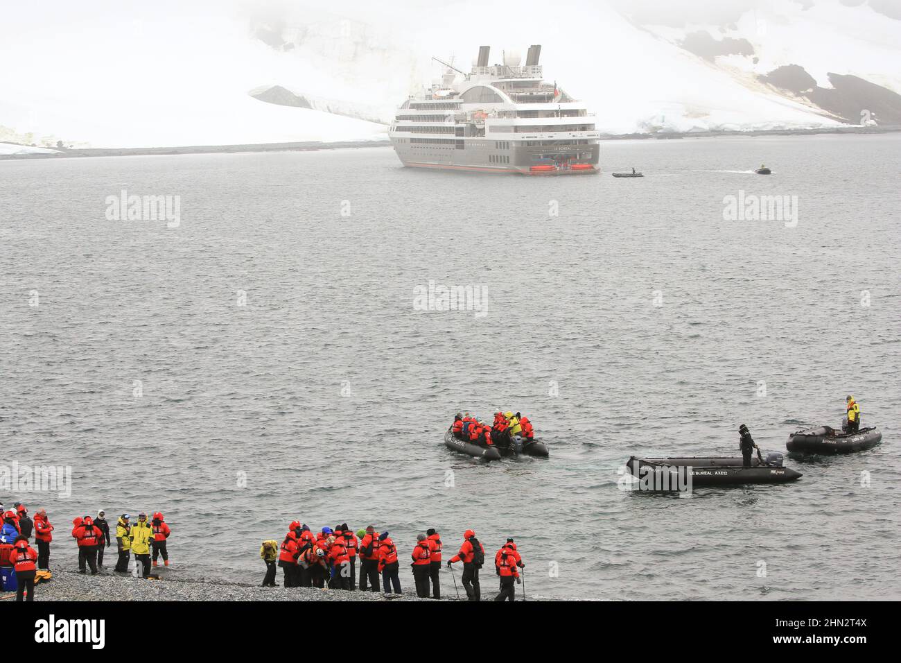 Les passagers du bateau de croisière le Boreal retournent au navire par des bateaux de zodiaque à Half Moon Island, en Antarctique, après avoir visité les colonies de pingouins. Banque D'Images