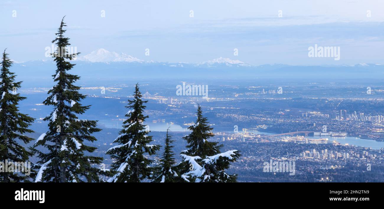 Paysage naturel des montagnes canadiennes avec Vancouver Cityscape en arrière-plan. Banque D'Images