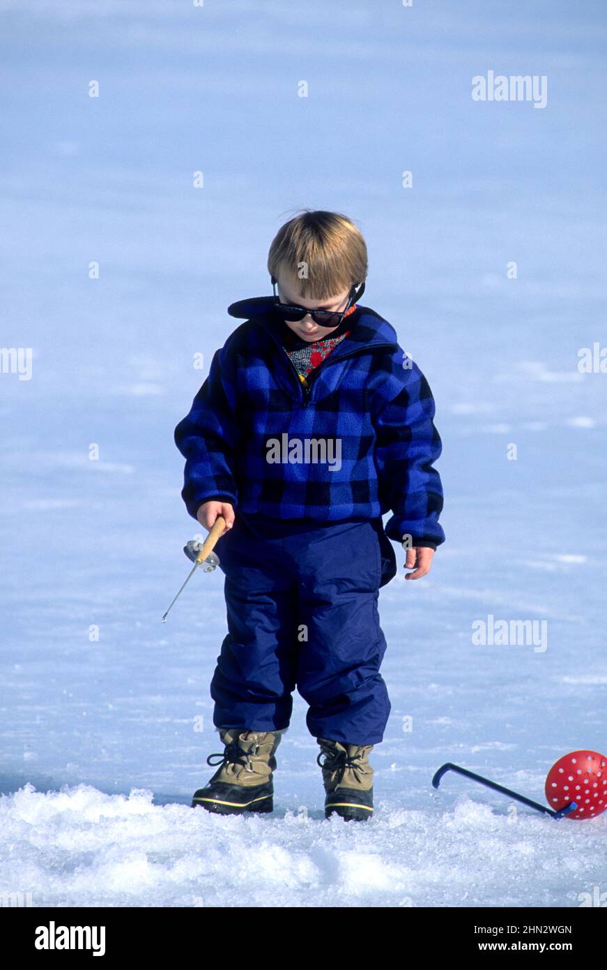 Jeune garçon (âge 3 ans) pêche sur glace la perche à Cascade, Colorado Réservoir Banque D'Images