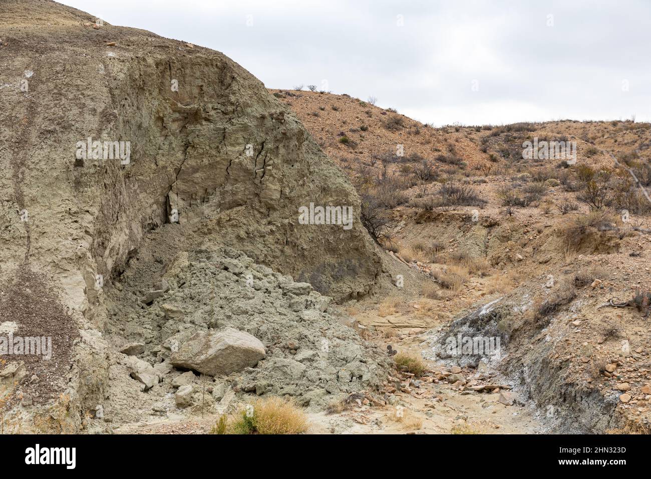 De fortes pluies ont provoqué l'effondrement d'une falaise de pierre à boue dans l'arroyo. Banque D'Images